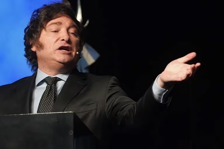 Javier Milei, candidato a la Presidencia de Argentina confirmó que en caso de ganar las elecciones dolarizará al país.