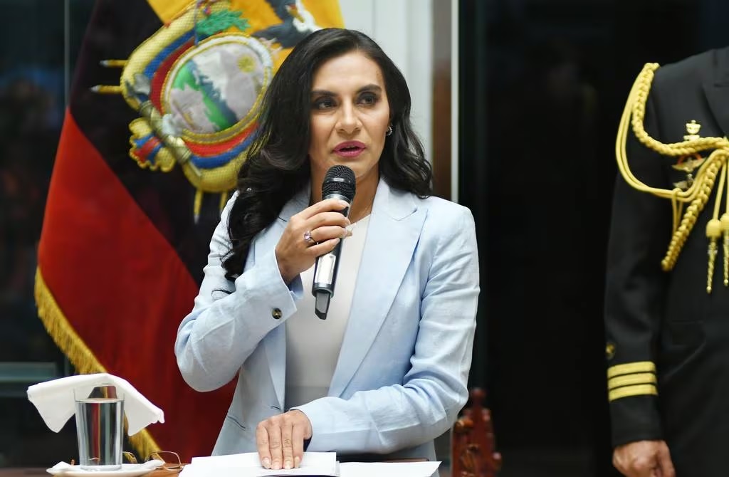 La vicepresidenta Verónica Abad advirtió al presidente Daniel Noboa sobre un posible derrocamiento en su contra.
