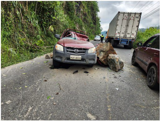 Cerrada al tránsito vehicular se encuentra la vía Alóag-Santo Domingo en el inicio del feriado por los Fieles Difuntos.