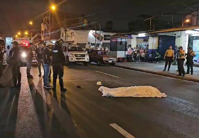 Un delincuente que asaltó a los ocupantes de un camión resultó abatido por agentes de la Policía cuando intentaba fugarse.