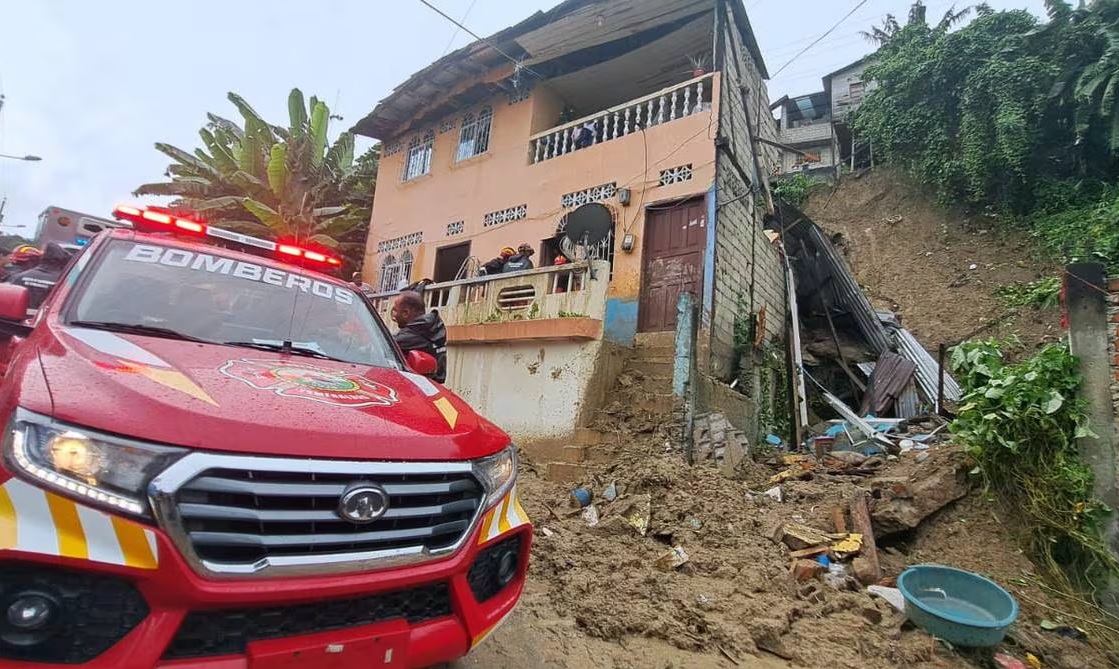 Un deslizamiento de tierra y piedras dejó como saldo dos personas fallecidas y al menos cinco heridos, en Esmeraldas.