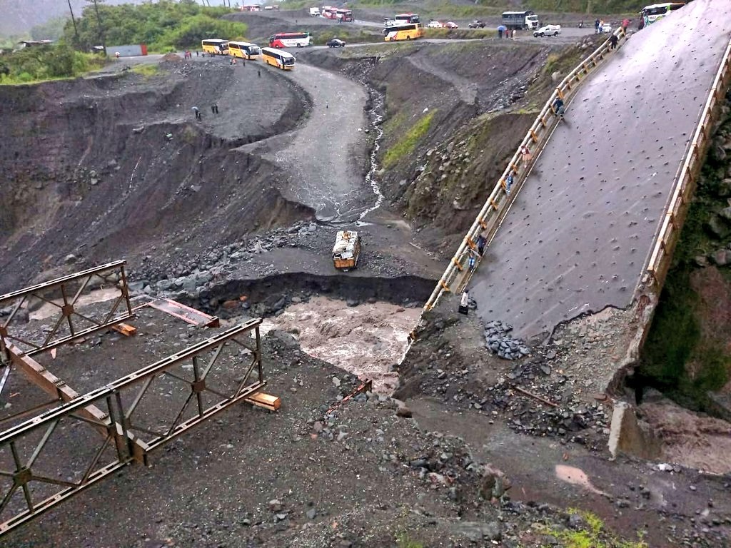 Incremento del río Marker provoca socavamiento de la vía El Chaco-Reventador