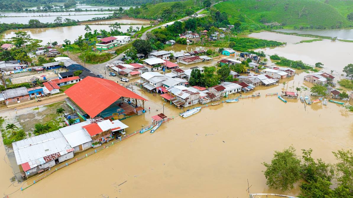 Más de 400 damnificados dejó el desbordamiento de varios ríos y riachuelos en el cantón Muisne, en Esmeraldas.