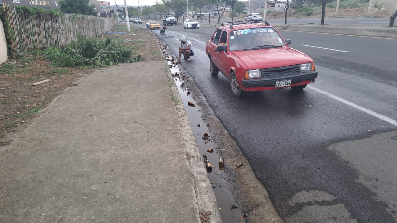 Se llevan la cerveza que se cayó de un camión accidentado