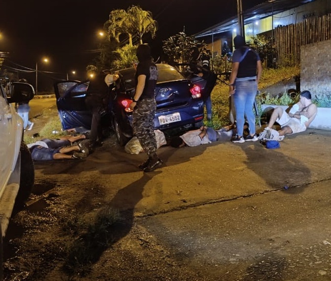 El intento de secuestro de una persona terminó en un cruce de balas que dejó cinco presuntos delincuentes heridos.