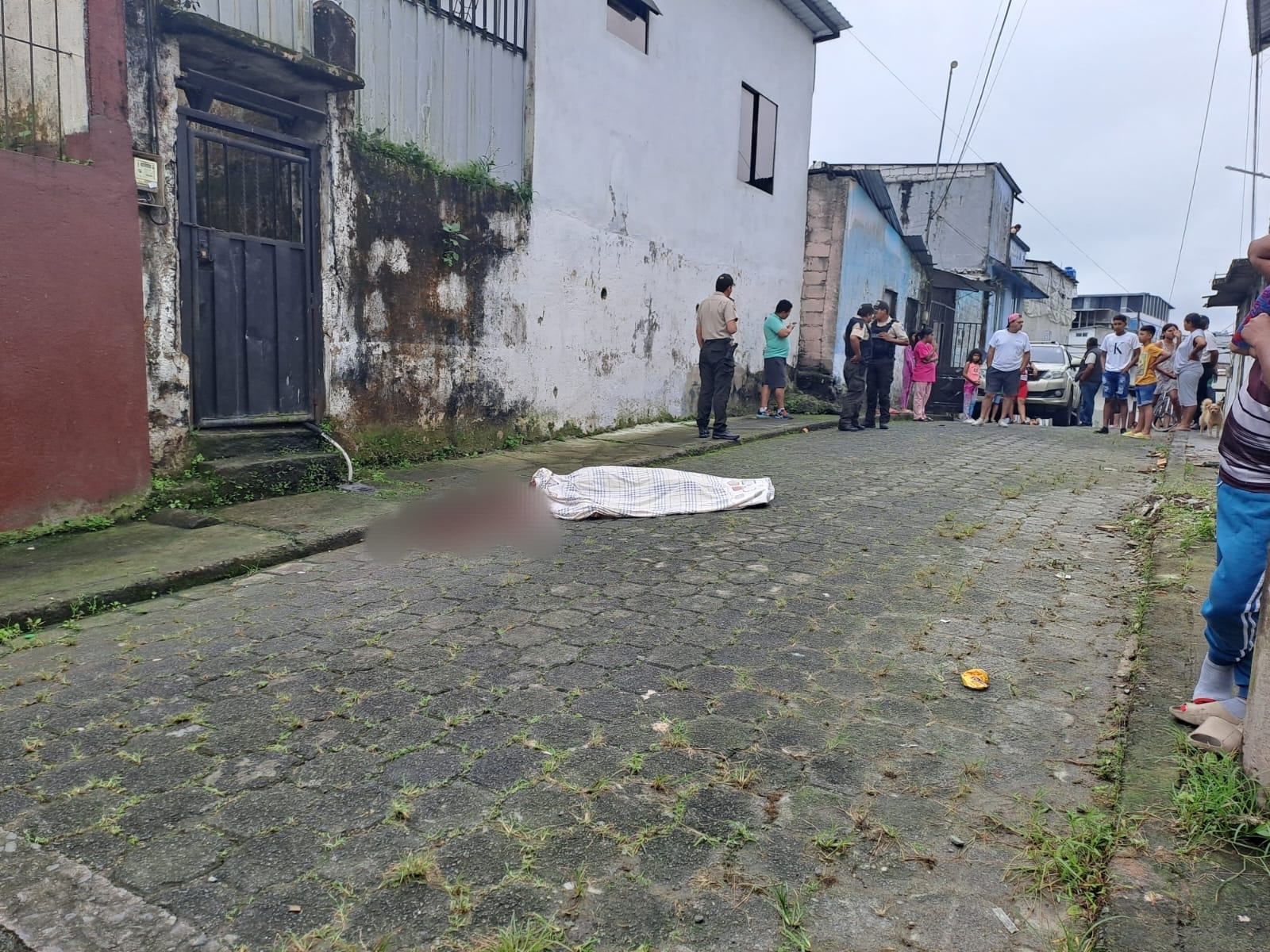 Más de diez disparos recibió un hombre la mañana de este sábado 23 de diciembre de 2023 en Santo Domingo de los Tsáchilas.