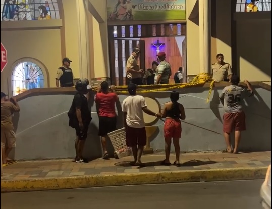 Dentro de una iglesia, en la parroquia Los Esteros de Manta fue asesinado un hombre este jueves 28 de diciembre del 2023.