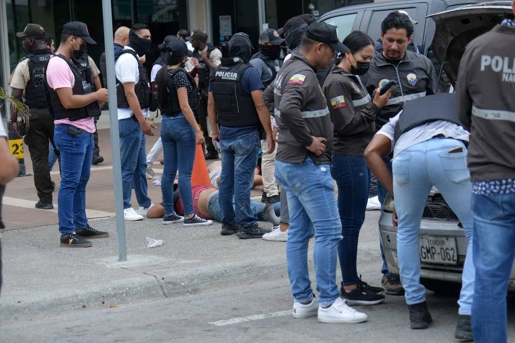 Once de los trece atacantes del canal TC Televisión, en Guayaquil, fueron trasladados a la Penitenciaría del Litoral.