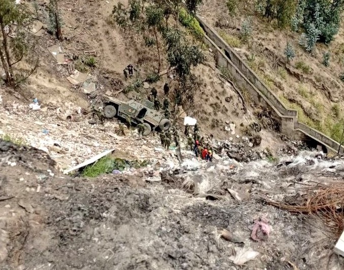 Un carro blindado, modelo Cobra II, de las Fuerzas Armadas de Ecuador se accidentó en el paso lateral de Ambato.