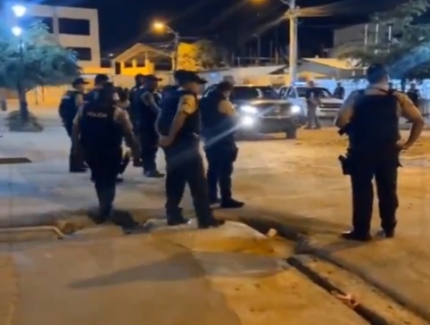 Policías secuestrados y vehículos incendiados durante noche de terror en Ecuador