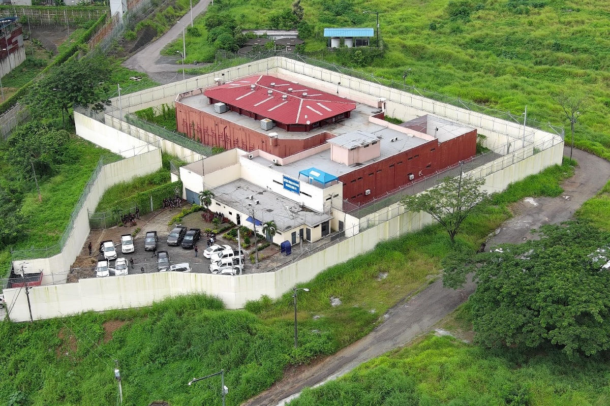 Tres supuestos cabecillas del grupo delictivo Los Lobos fueron trasladados a la cárcel de máxima seguridad "La Roca".