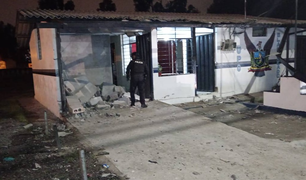 Una noche y madrugada de atentados con artefactos explosivos se vivieron en Quito, capital de los ecuatorianos.