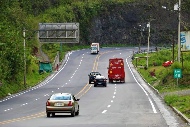 Un tramo de la vía 'Paralelo Cero', que une La Concordia con El Carmen colapsó y no hay paso al tránsito vehicular.