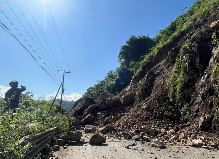 La vía Alóag-Santo Domingo vuelve a estar cerrada por deslizamientos