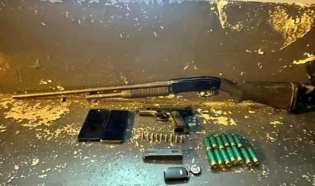 Un operativo policial realizado en el paso lateral del cantón El Carmen permitió el decomiso de dos armas de fuego.