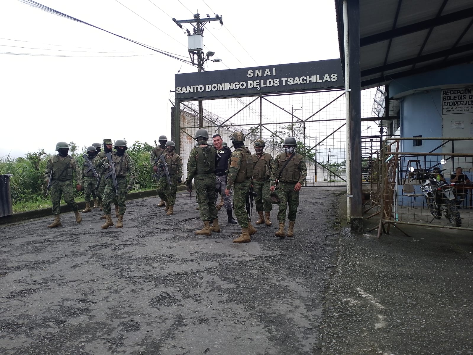 Tres reos procesados por el delito de asesinato se escaparon del Penal Bellavista, principal cárcel de Santo Domingo.