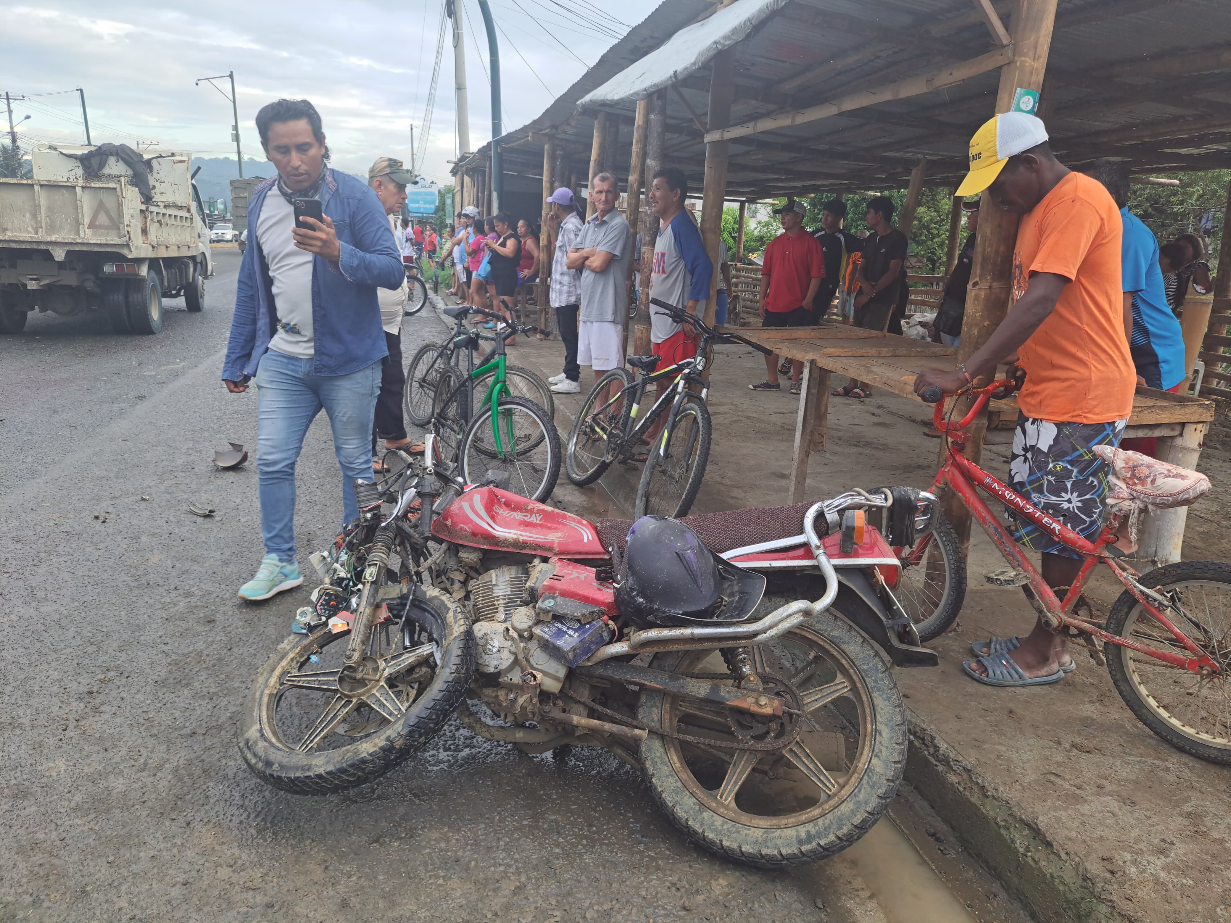 Un muerto y un herido en accidente múltiple en la vía Portoviejo-Crucita