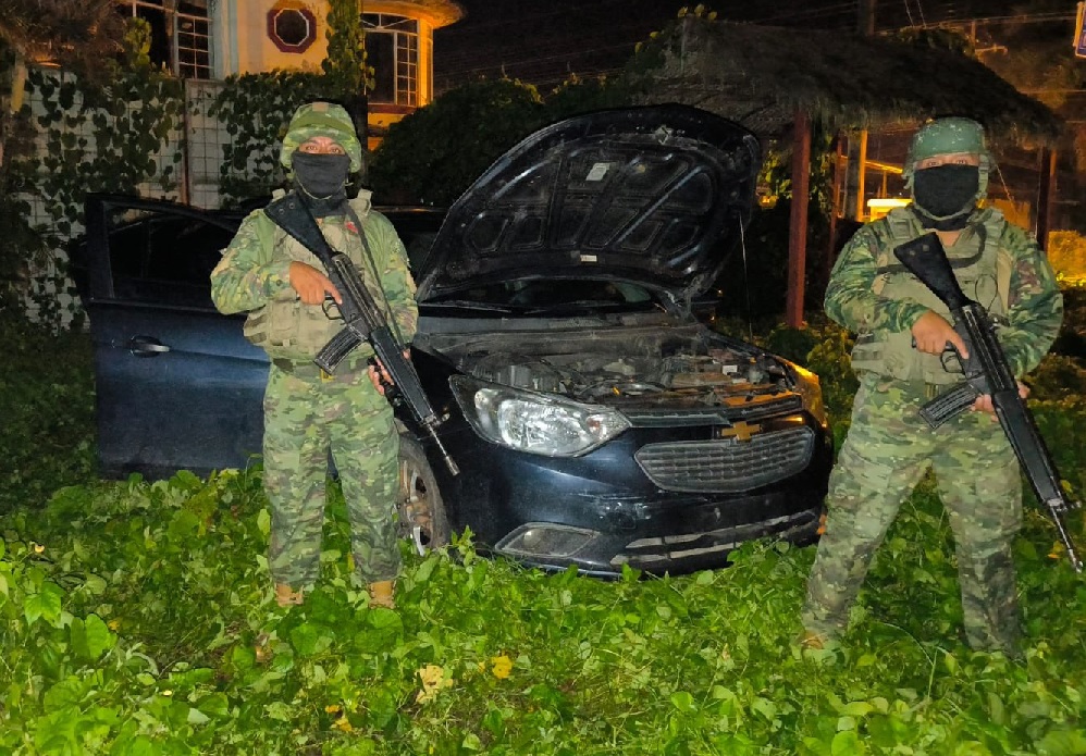 Dos coches bomba que, se presume, iban a ser usados para cometer atentados fueron descubiertos por militares.