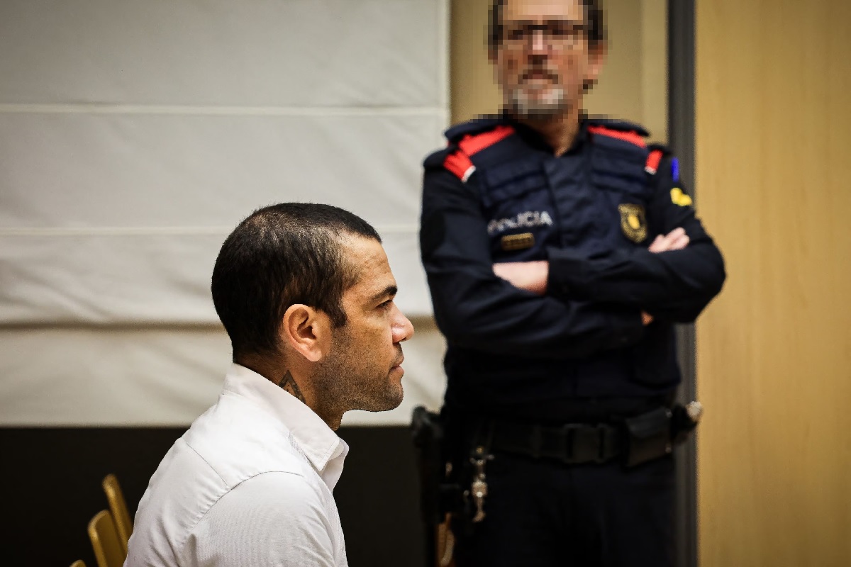 Hasta nueve años de cárcel podría enfrentar el futbolista brasileño Dani Alves, quien está detenido en España.