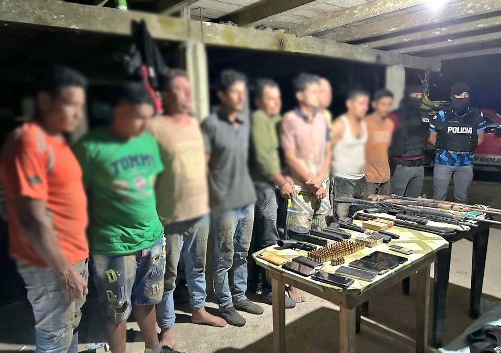 Nueve hombres detenidos dejó un operativo realizado en una finca ubicada en el norte de la provincia de Manabí.