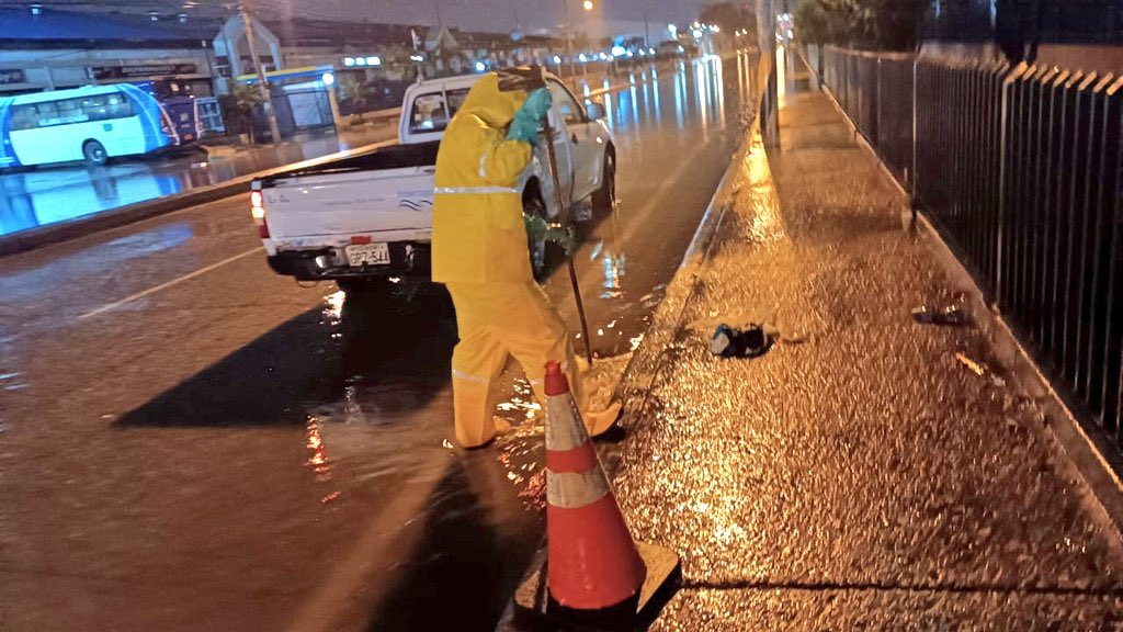 Lluvias acompañadas de rayos, truenos y relámpagos, en Guayaquil