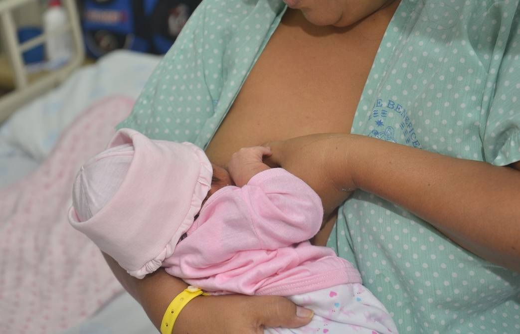 El periodo de lactancia materna, para las mujeres en el Ecuador, podría pasar de seis meses a dos años. Los hombres también se verían beneficiados.