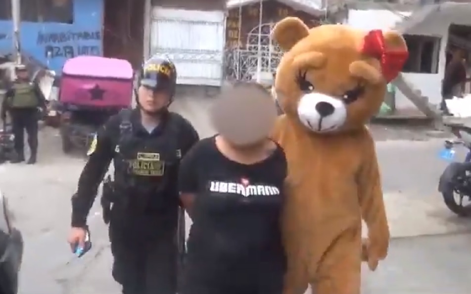 Un peluche gigante fue la coartada que usó la Policía para detener a dos vendedoras de droga en pleno San Valentín.