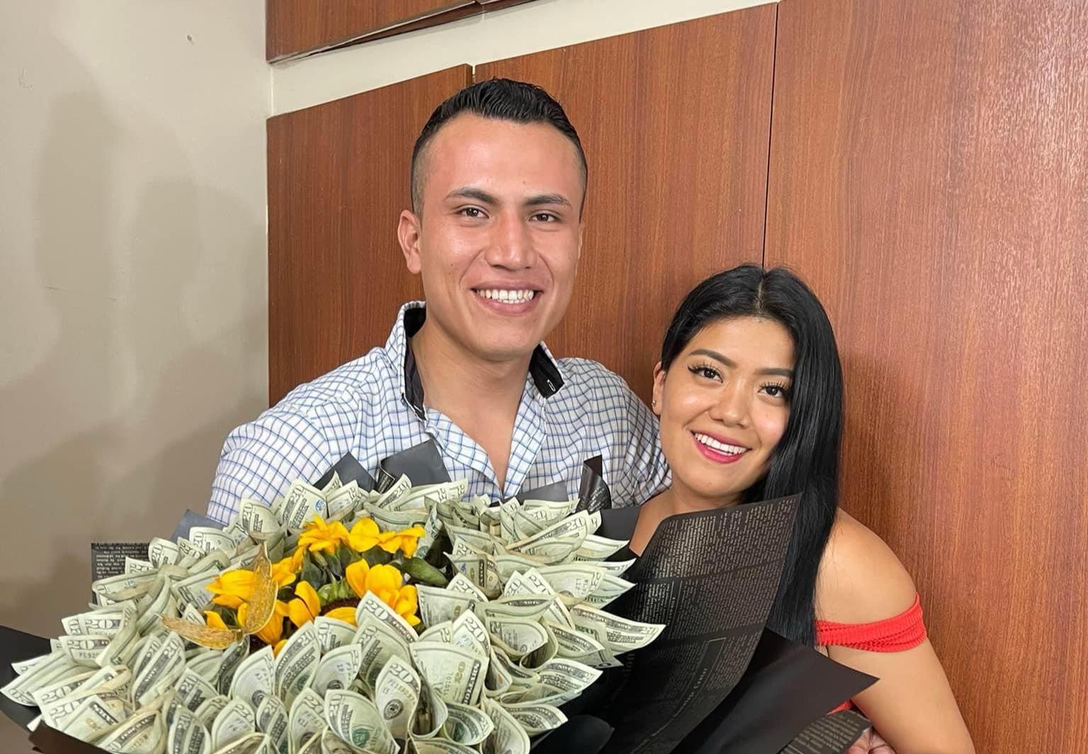 La influencer Meliza Yumisaca le regaló un ramo de billetes a su novio