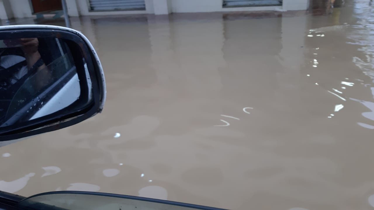 El centro de Santa Ana, inundado por la crecida del río Portoviejo