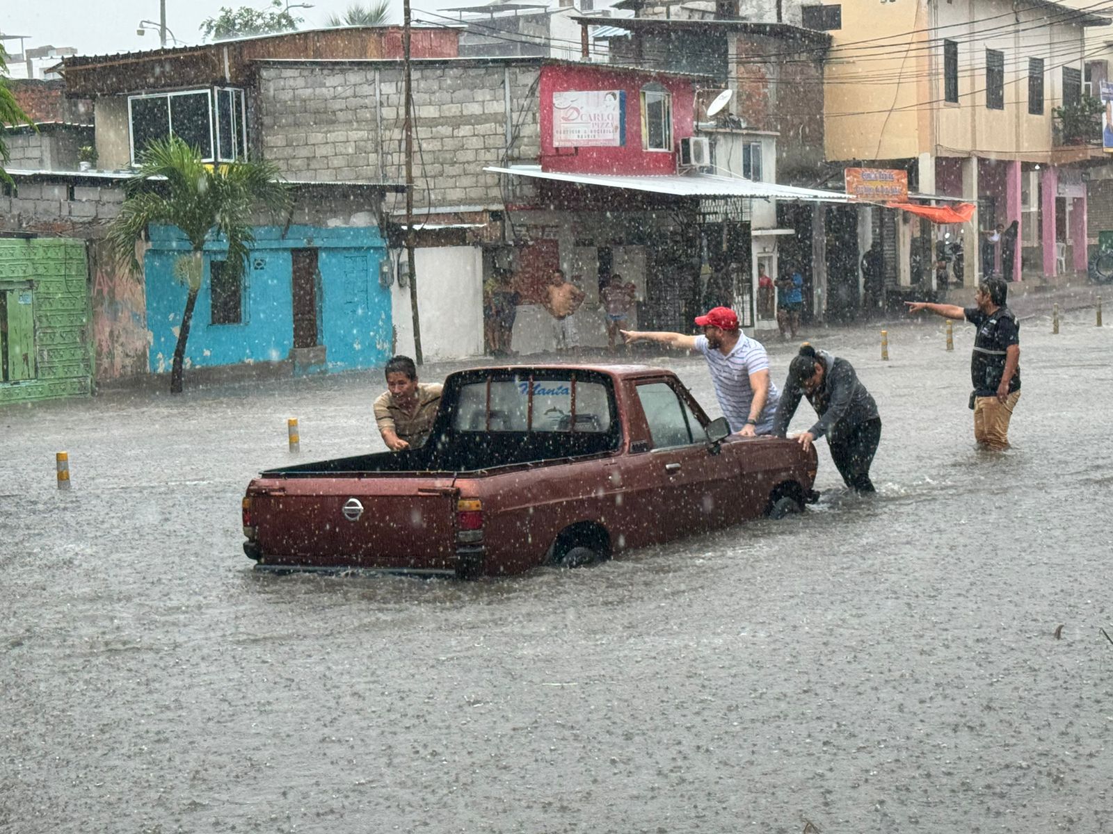 Una intensa lluvia se registra la mañana de este martes 20 de febrero del 2024 en la ciudad de Manta, sur de Manabí.