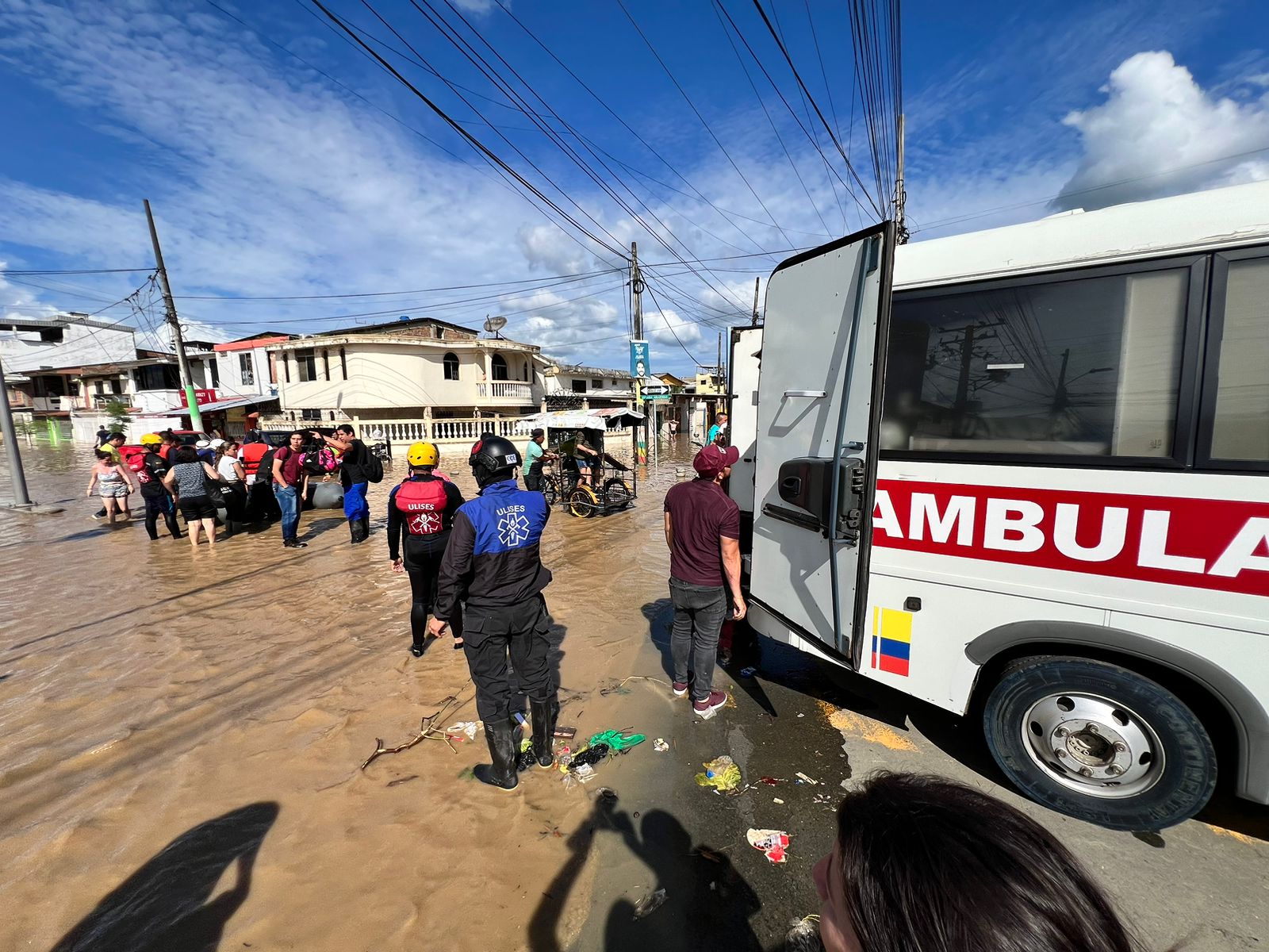 Pacientes del hospital de Chone son evacuados por emergencia