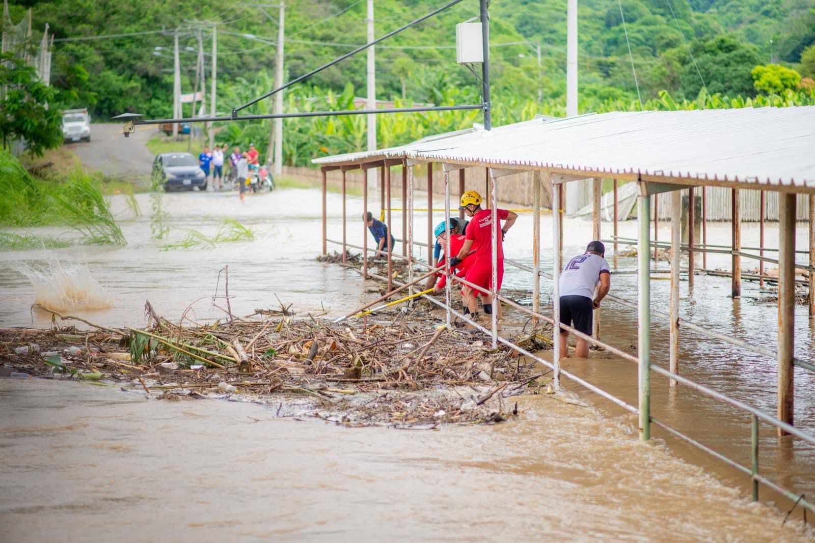 Una familia evacuada e inundaciones deja la crecida del río Portoviejo