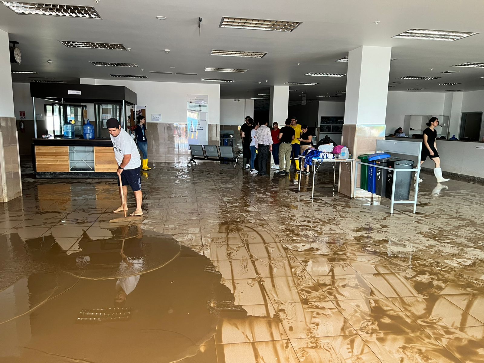 Desde Quito se enviará un hospital móvil hacia el cantón Chone, pero no hay un lugar propicio para instalarlo.