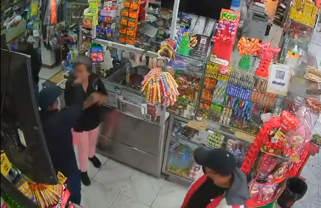 Delincuente golpeó a adulta mayor durante un asalto en Quito