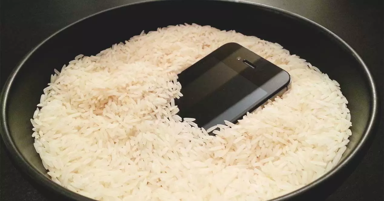 ¿Funciona colocar el teléfono mojado en arroz?