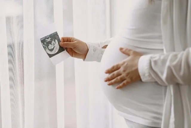 Mujer fingió cinco embarazos y doce abortos para no ir a trabajar