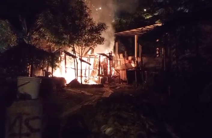 El fuego consumió completamente una vivienda en la ciudadela San Gregorio de Portoviejo, más conocida como La Piñonada.