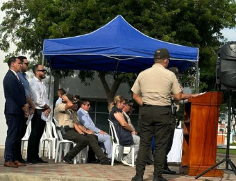 Influencers piden disculpas públicas por besarse vestidos de policías