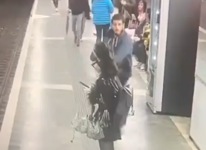 Brutal agresión de un hombre a varias mujeres en el metro de Barcelona