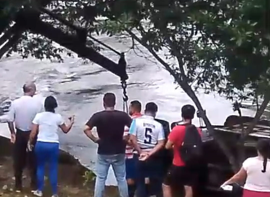 Camioneta cargada de plátanos se cayó al río Popusá