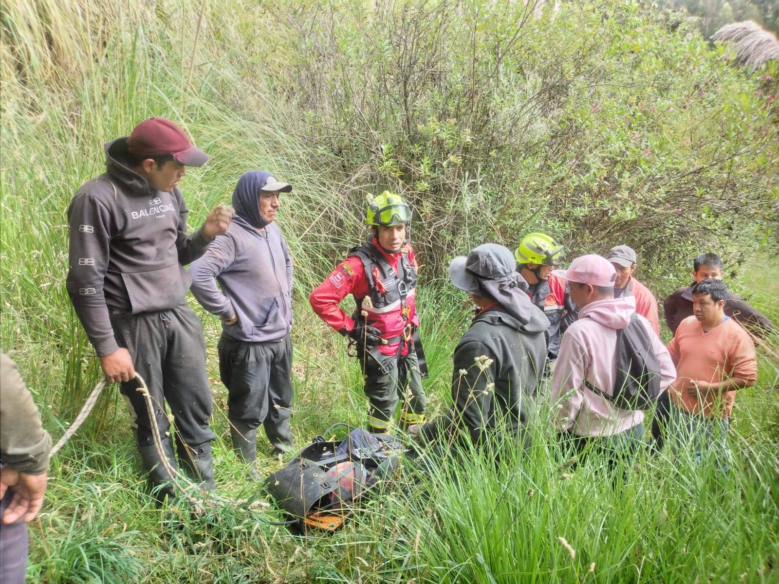 Dos personas murieron al caer a un abismo dentro de un carro.