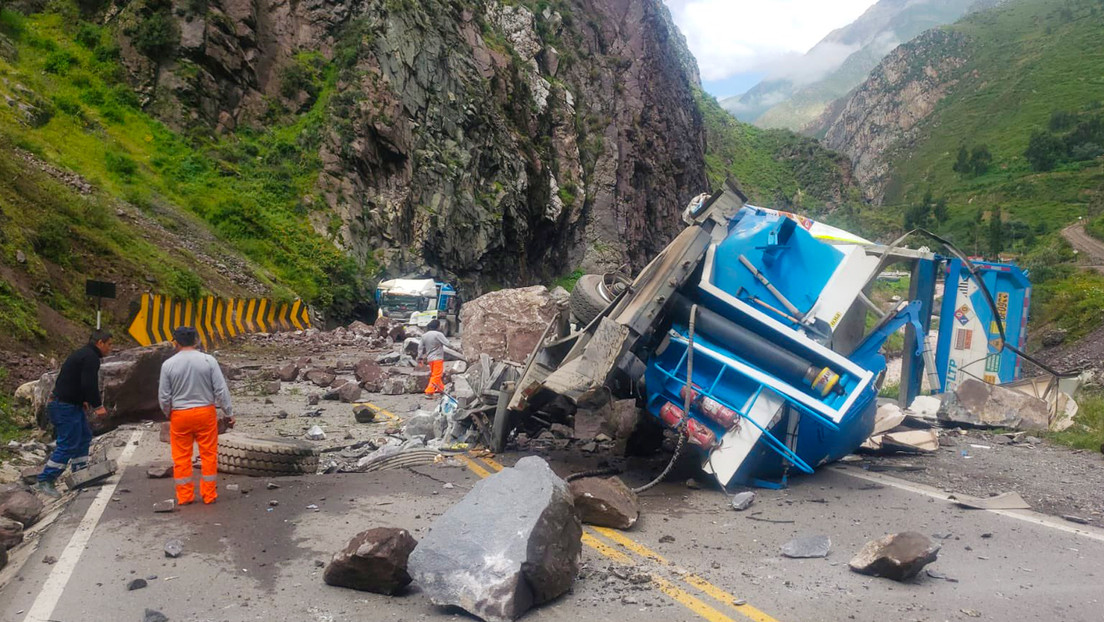 Enorme roca cae sobre un camión y su chofer sobrevivió