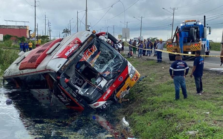 Dos buses de transporte de pasajeros pertenecientes a diferentes cooperativas se accidentaron en un lapso de 48 horas en el país.