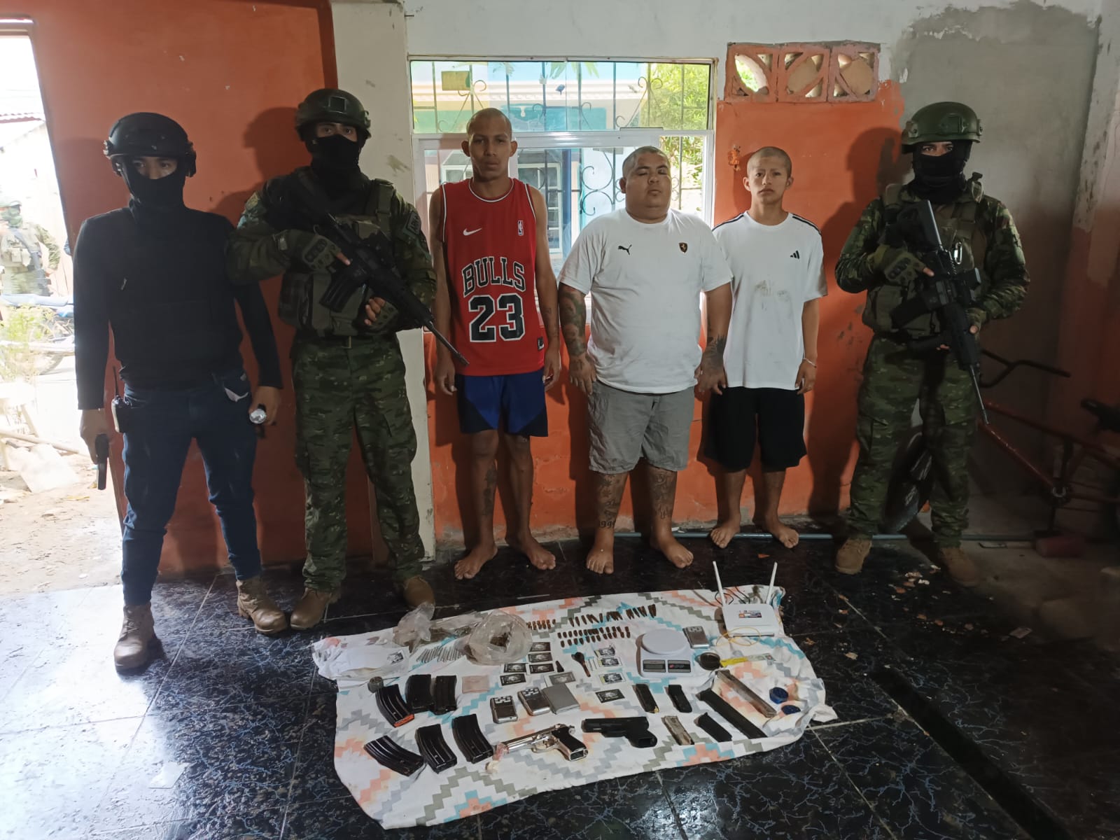 El grupo terrorista Los Choneros sufrió la detención de tres de sus integrantes en el cantón Puerto López, sur de Manabí.