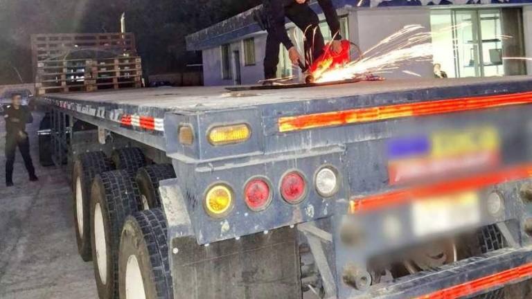 Media tonelada de droga era transportada en una caleta que había sido construida en la plataforma de un tráiler.