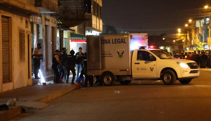 Paula, una niña de ocho años, compraba en una tienda con sus padres cuando sicarios dispararon varios tiros contra el negocio.