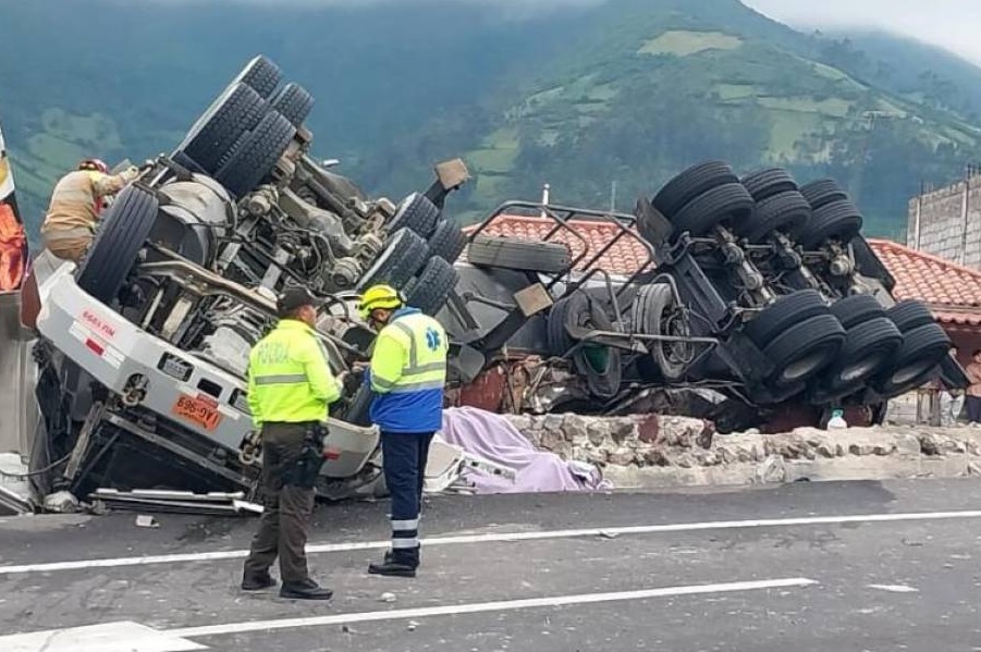 Un tráiler que transportaba gasolina estuvo a punto de ocasionar una tragedia en la vía Panamericana, en Otavalo.