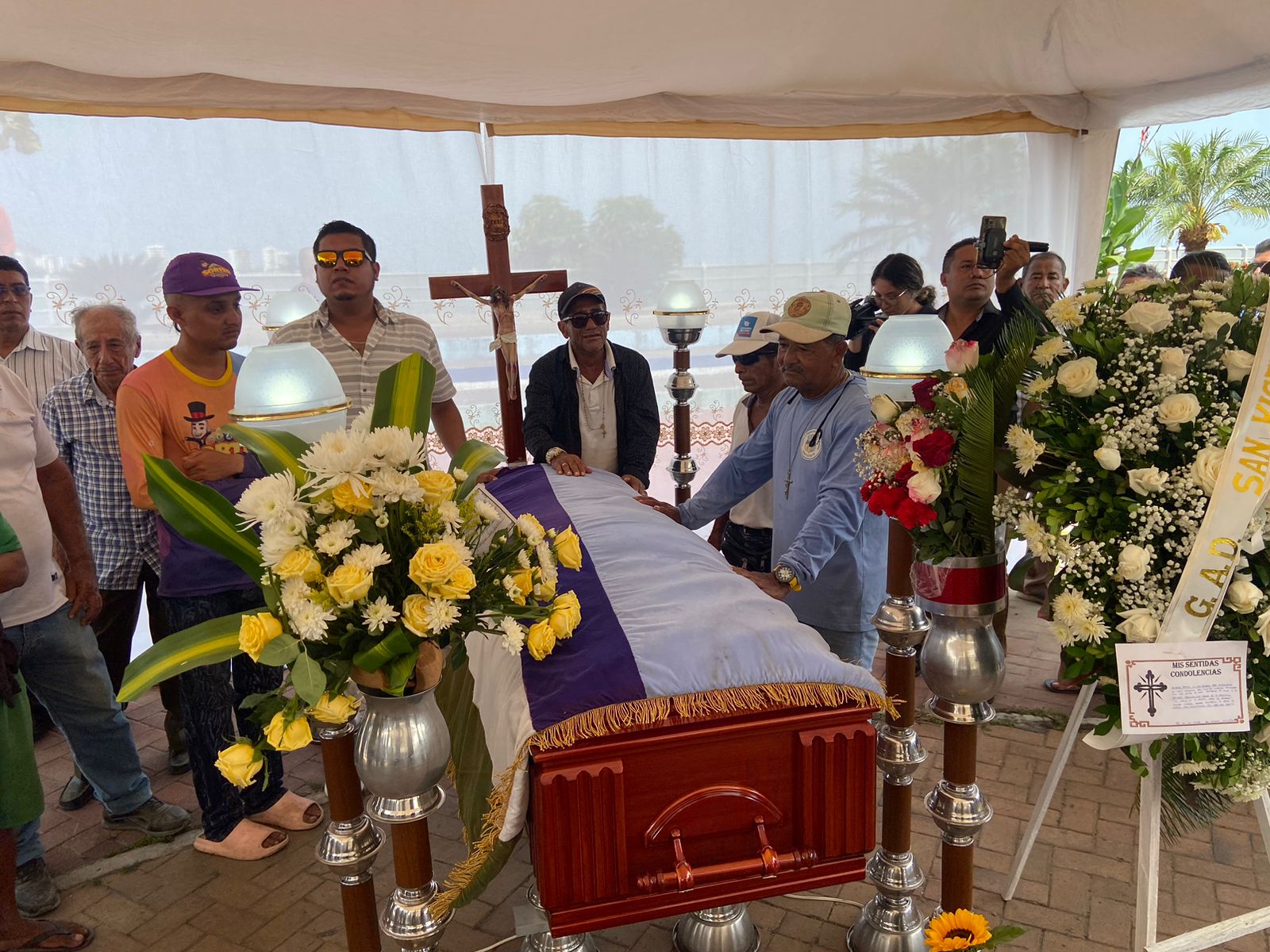Una capilla ardiente se realizó la mañana de este lunes 25 de marzo del 2024 en los exteriores del Municipio del cantón San Vicente.
