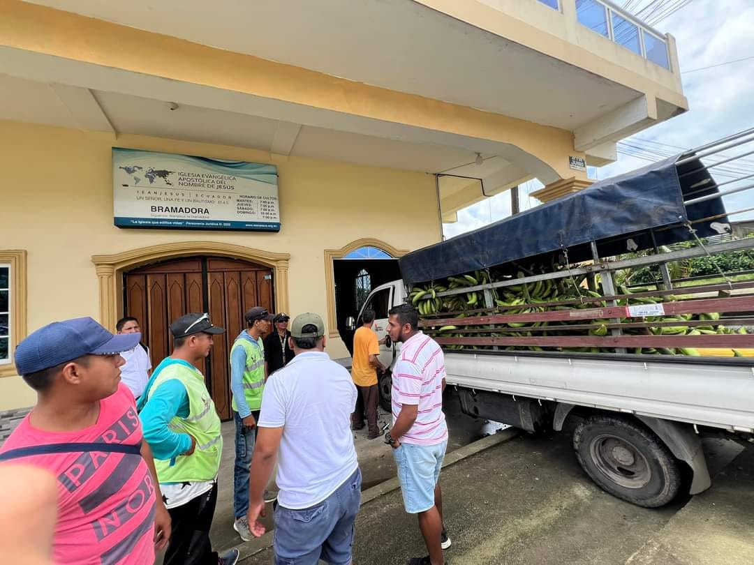 Camión se estrelló contra una iglesia en El Carmen, Manabí