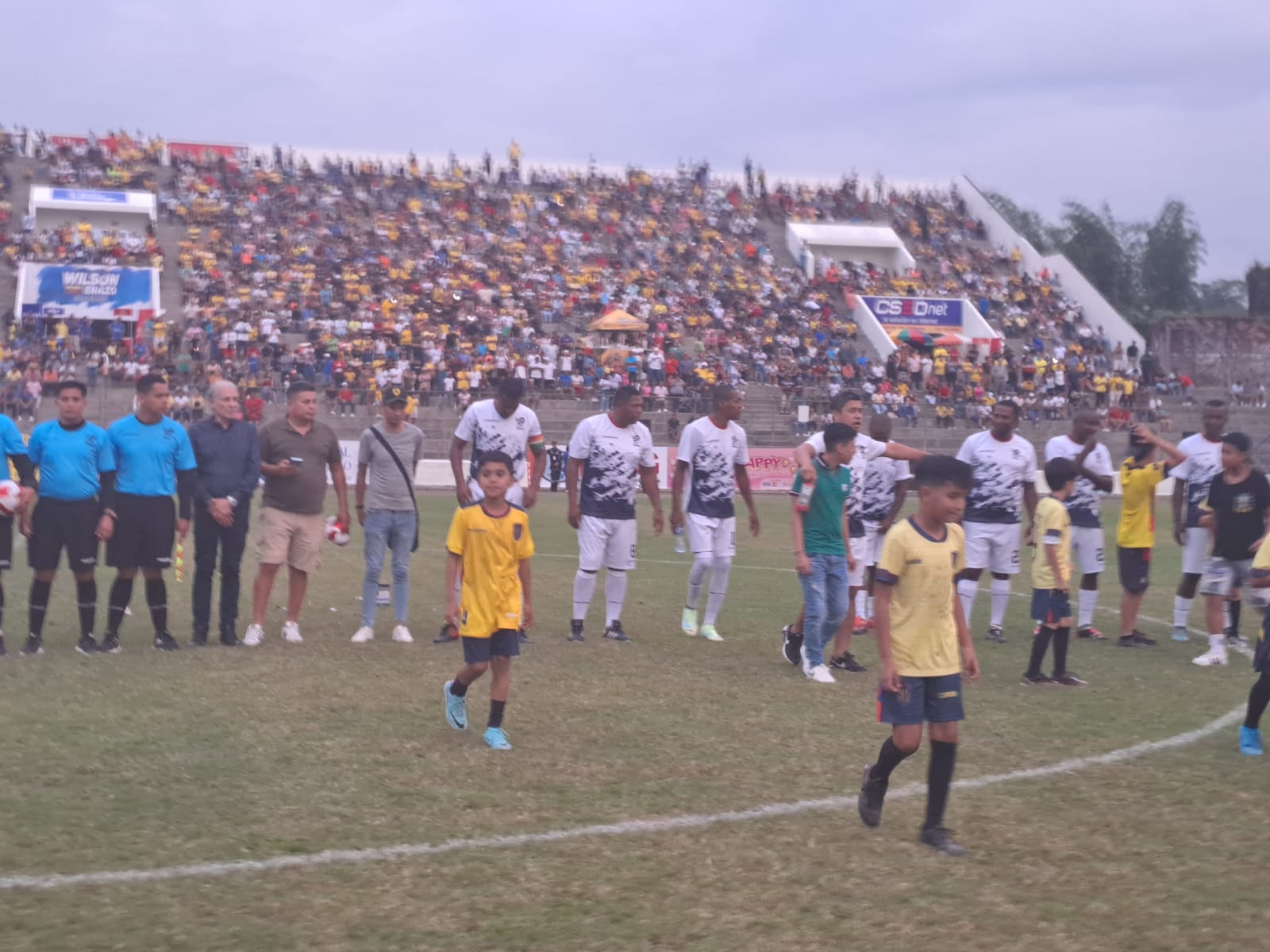 En homenaje y beneficio del exfutbolista Jaime Iván Kaviedes se disputó un encuentro de fútbol en Santo Domingo.